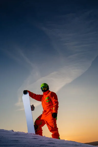 Snowboarder sulla cima della pista da sci sullo sfondo di un bellissimo tramonto — Foto Stock