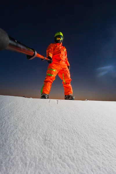 Snowboardåkare gör en selfie av sin actionkamera på toppen av skidbacken — Stockfoto