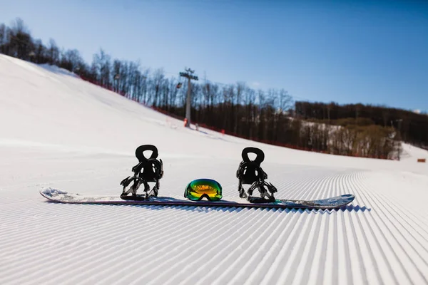 滑雪场空坡与滑雪设备的底观 — 图库照片