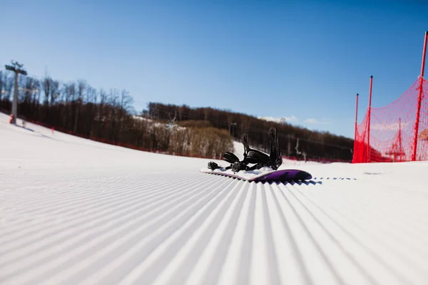 滑雪场空坡与滑雪设备的底观 — 图库照片