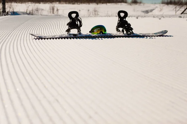 新雪的滑雪设备 — 图库照片