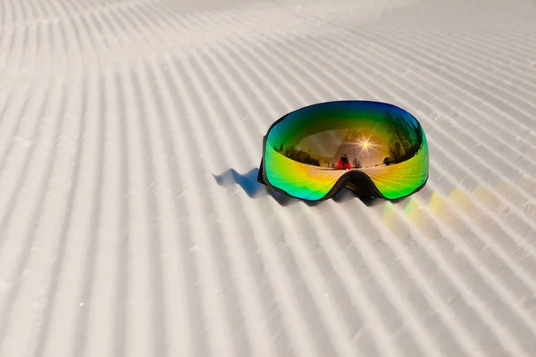 Skidglasögon om på en ny preparerade snön och Tom skidbacke — Stockfoto