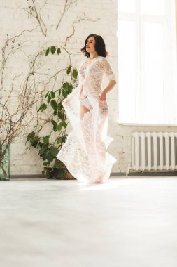 Genç güzel gelin büyük pencere dans