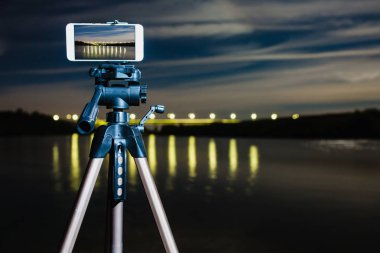Gece manzarası yakalama için tripod üzerinde Smartphone profesyonel fotoğraf makinesi gibi kullanarak