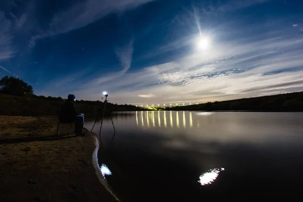 Fotógrafo tomando una foto del paisaje nocturno épico — Foto de Stock