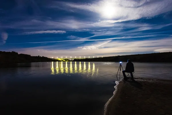 Фотограф використовує смартфон для захоплення красивого нічного пейзажу — стокове фото