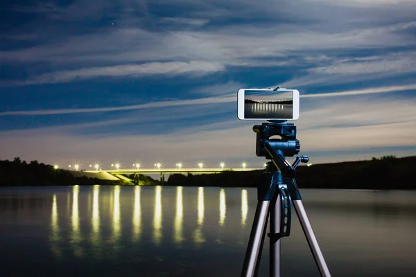 Usando smartphone como câmera profissional no tripé para capturar paisagem noturna — Fotografia de Stock