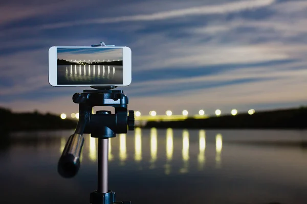 Usar teléfonos inteligentes como cámara profesional en el trípode para capturar el paisaje nocturno — Foto de Stock