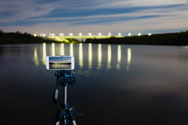 Usando smartphone como câmera profissional no tripé para capturar paisagem noturna — Fotografia de Stock