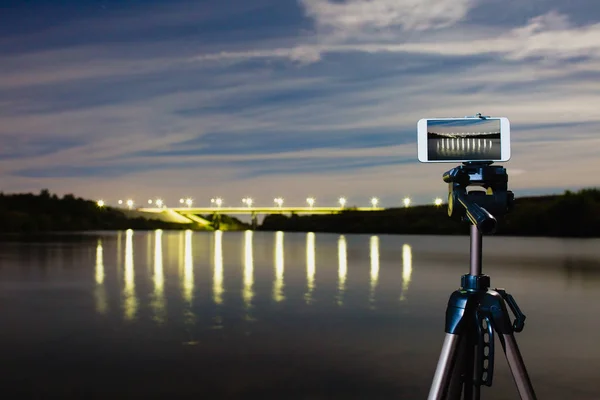 Za pomocą smartphone jak profesjonalny aparat na statyw do przechwytywania nocny krajobraz — Zdjęcie stockowe