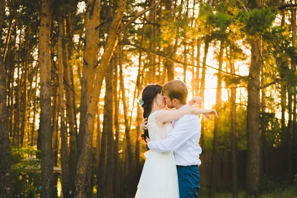 Close-up retrato de um casal de recém-casados de pé na floresta de pinheiros — Fotografia de Stock