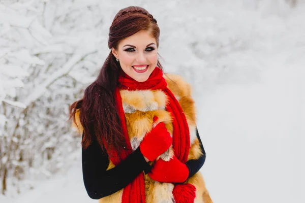 Bonita modelo con pelo rojo posando en bosque de invierno — Foto de Stock