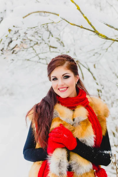 Bonita modelo con pelo rojo posando en bosque de invierno — Foto de Stock