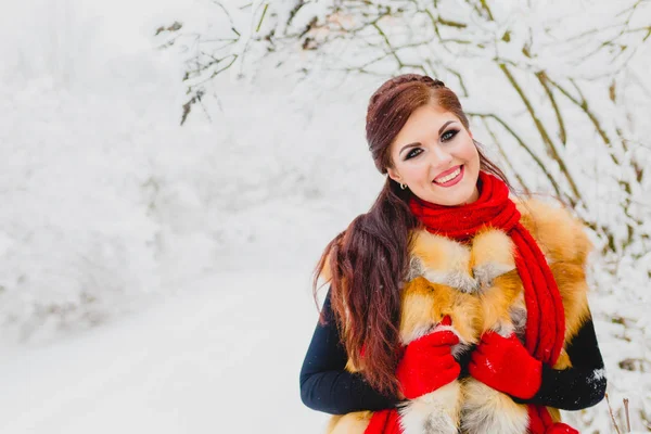 Bonita modelo con pelo rojo posando en bosque de invierno — Foto de Stock