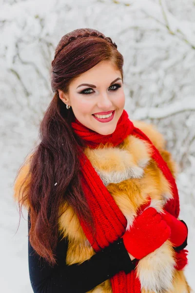 Bonita modelo con pelo rojo posando en bosque de invierno — Foto de Stock