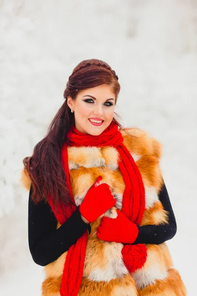 Bonita modelo con pelo rojo posando en bosque de invierno — Foto de Stock