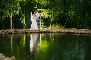 Yeni evliler karanlıkta bir ışık arka plan, birkaç
