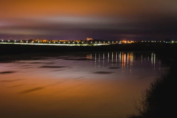 Hermoso paisaje nocturno de invierno con lihgts río y calle — Foto de Stock