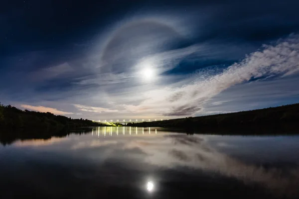 Hermoso paisaje nocturno con fenómeno atmosférico Halo — Foto de Stock