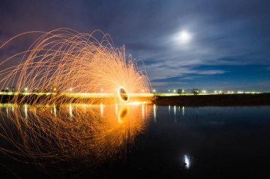 Nehir yüzeyinde yansıyan sparks yanma yörünge