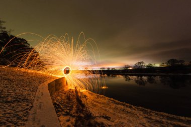 Nehir yüzeyinde yansıyan sparks yanma yörünge