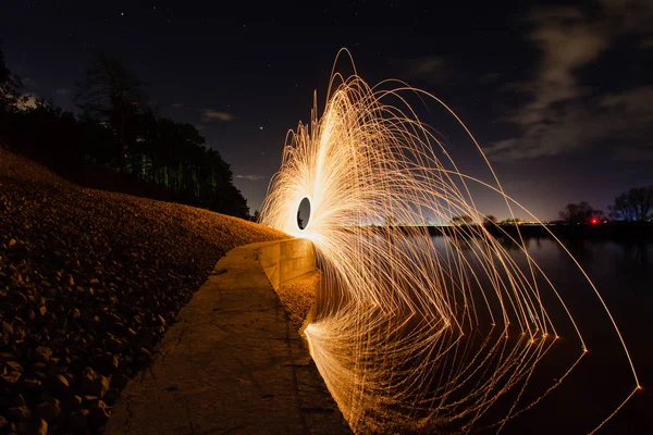 川面に映る火花を燃焼の軌跡 — ストック写真