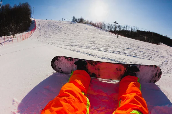 Synvinkel Skott Manlig Snowboardåkare Som Sitter Snön Sluttningen Avkopplande Efter — Stockfoto