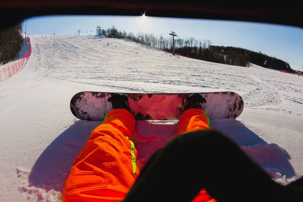 一名男性滑雪者坐在雪地上的视角拍摄 — 图库照片