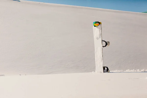 Σνόουμπορντ και σκι googles τοποθέτησης επάνω σε χιόνι κοντά στην πλαγιά freeride — Φωτογραφία Αρχείου