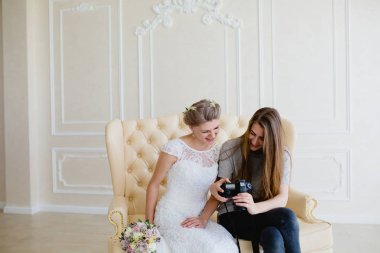 Fotoğrafçı gösterir genç seksi gelin yeni çekilen fotoğraflar