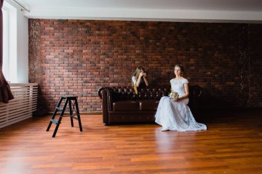 Studio büyük deri kanepe üzerinde gelin fotoğraf çekimi fotoğrafçı