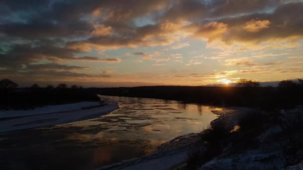 Winterlandschaft mit beweglichen Eisschollen und Wolken im Zeitraffer bei Sonnenuntergang 4k — Stockvideo