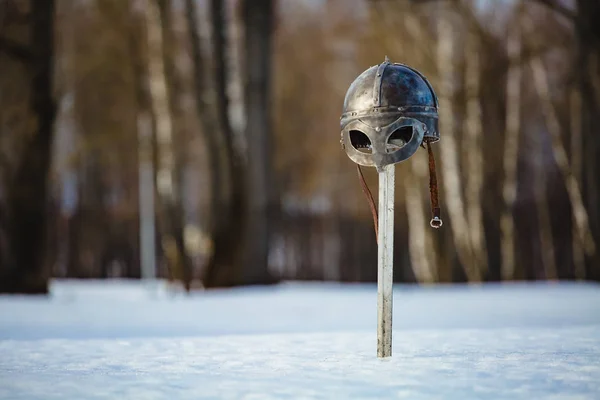 Imagen de espada de plata y casco de Juego de tronos — Foto de Stock