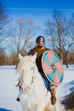 Büyük beyaz ata binen antik viking takım elbiseli adam