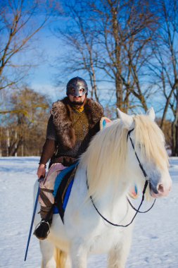 Büyük beyaz ata binen eski savaşçı nın takım elbiseli adamı