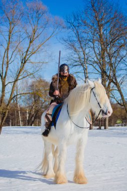 Kılıcını kaldıran antik savaşçı nın takım elbiseli adamı
