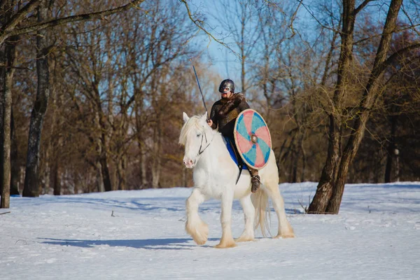 Büyük beyaz ata binen antik viking takım elbiseli adam