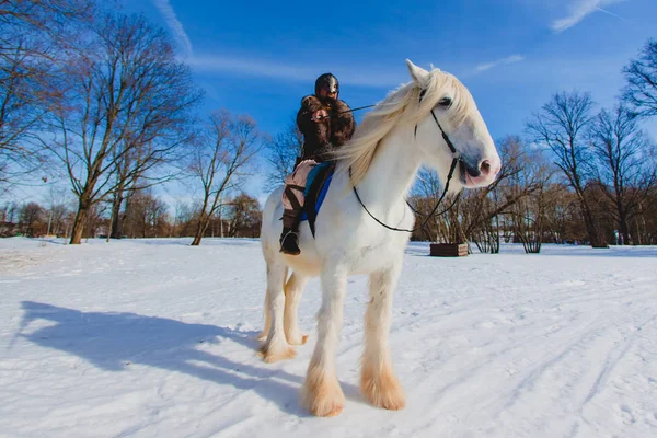 Hombre en traje de guerrero antiguo montar a caballo blanco grande — Foto de Stock