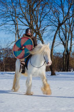 Büyük beyaz ata binen eski savaşçı nın takım elbiseli adamı