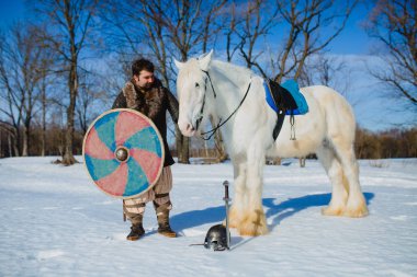 Büyük beyaz atın yanında duran antik savaşçı nın takım elbiseli adamı