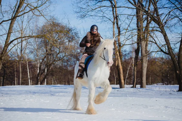 Hombre en traje de guerrero antiguo montar a caballo blanco grande — Foto de Stock