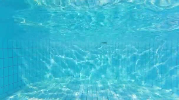 Wellentextur auf dem Boden des Schwimmbades — Stockvideo