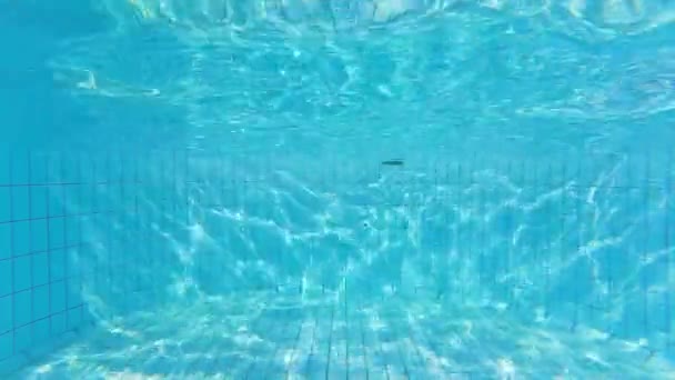 Texture ondulée au fond de la piscine 