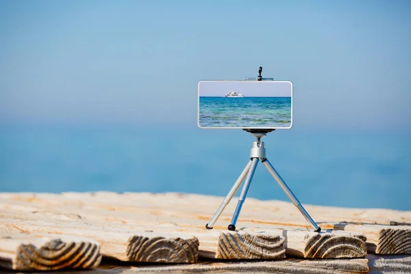 Smartphone en trípode haciendo foto y video del paisaje marino — Foto de Stock