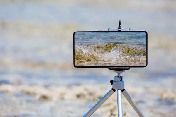 Smartphone haciendo fotos y videos cerca del borde del mar — Foto de Stock