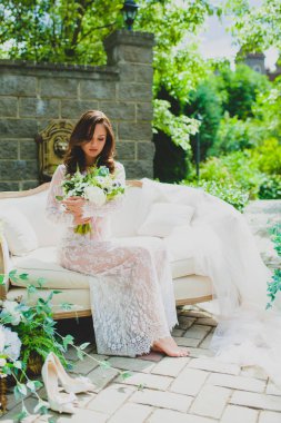 Genç seksi gelin gelin buketi ile poz