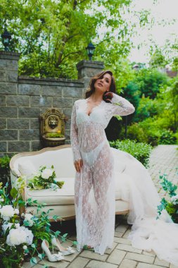 Beyaz negligee baştan çıkarıcı genç gelin düğün törenine hazırlanıyor