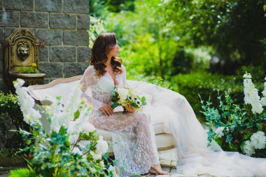 Gelinlik buketi ile poz beyaz negligee genç güzel gelin