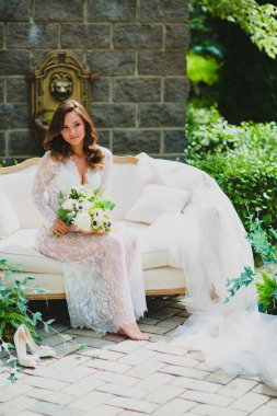 Gelinlik buketi ile poz beyaz negligee genç güzel gelin