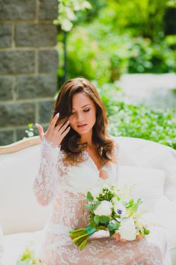 Gelinler sabah ve beyaz negligee genç güzel gelinin yakın çekim portresi